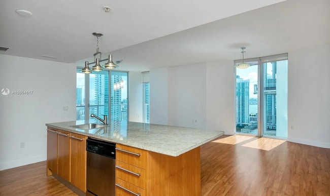 Building Photo - 185 SW 7th St Unit 2811