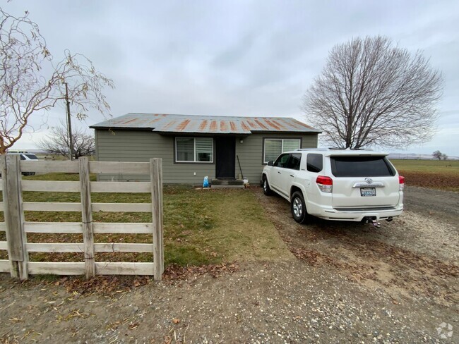 Building Photo - Cute newly renovated 2 bed 1 bath home for...