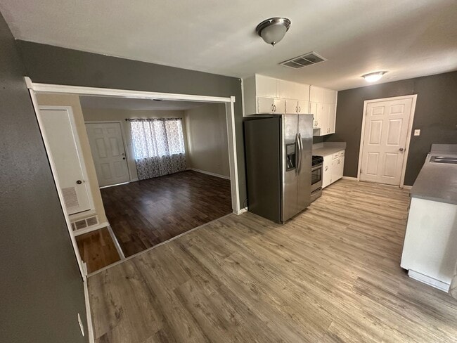 722 W Ave E