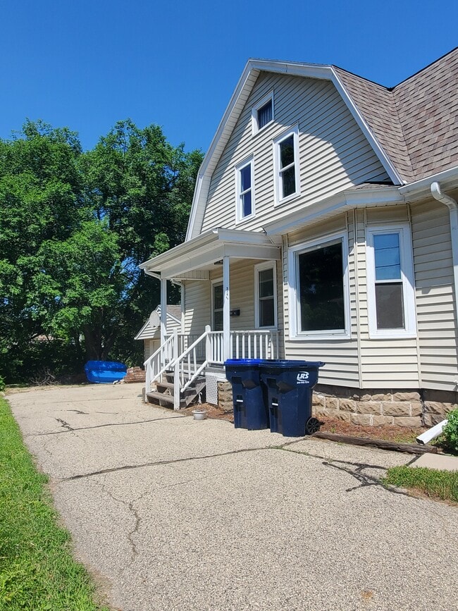 Building Photo - 314 S Hubbard St Unit 314.5 upper Rental
