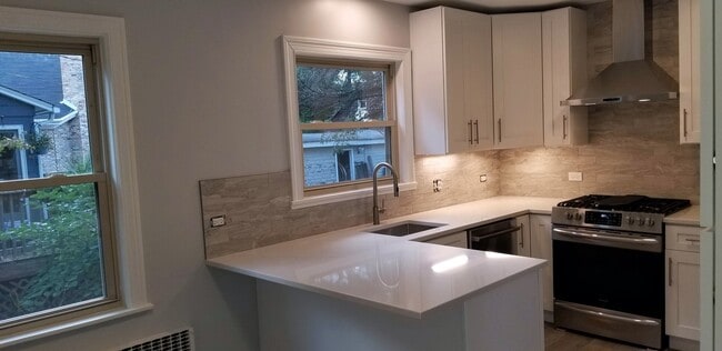 Building Photo - 679 Park Ave W