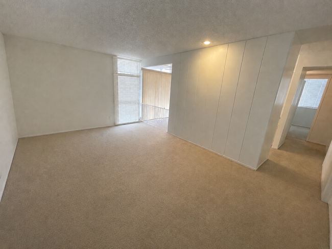 Building Photo - Spacious Ground Level 2 Bedroom 1 Bath Unit 1