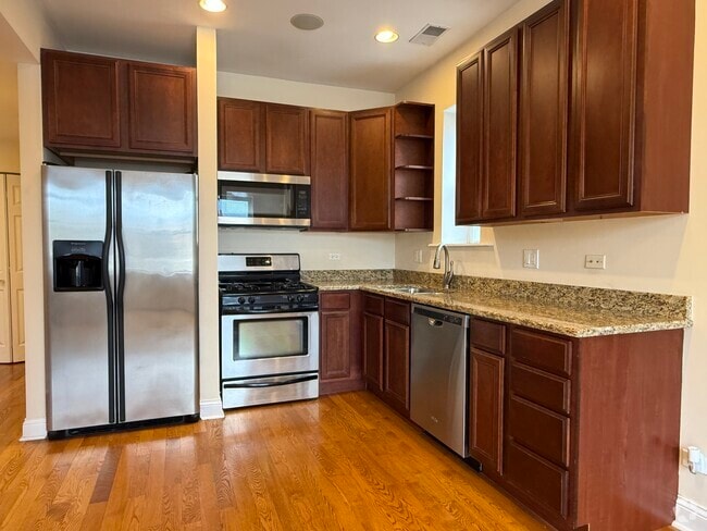 Building Photo - 6150 N Ravenswood Ave Unit 4 Rental