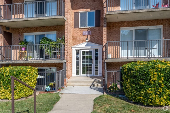 Entrada - Hewitt Gardens Apartments