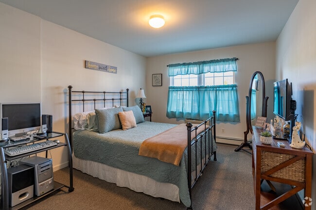 1BR, 1BA - 567SF - Bedroom