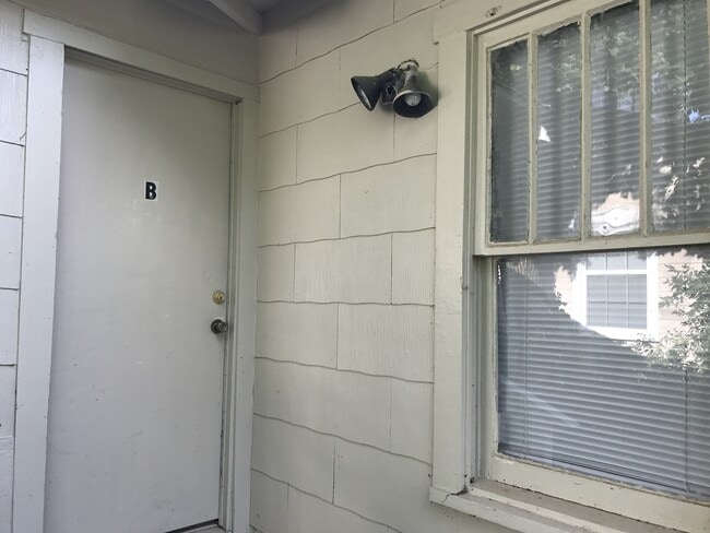 Photo - Adorable One Bedroom Duplex! Unit 609 EN15th Apt B