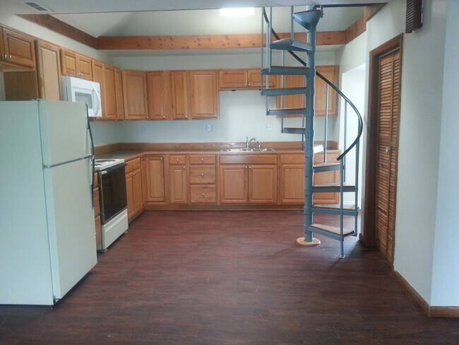 Building Photo - 624 Anderson Ave Unit Upper