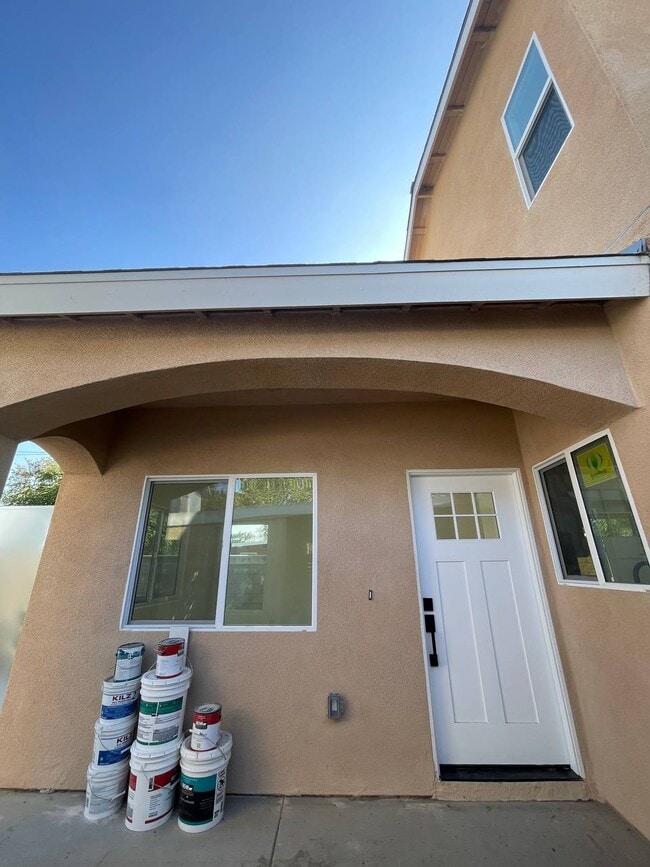 Building Photo - 540 W Elm Ave