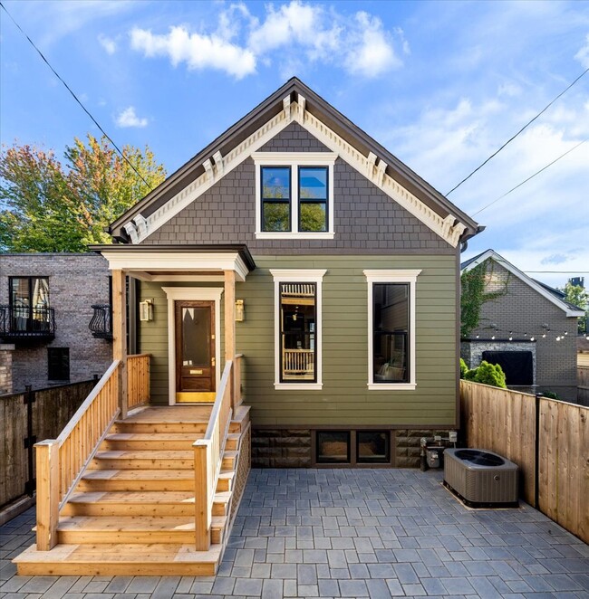 Building Photo - 1747 W Cornelia Ave