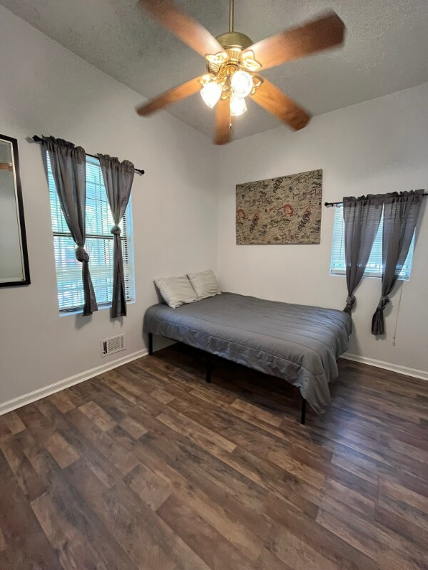 Photo - 810 Parsons St SW