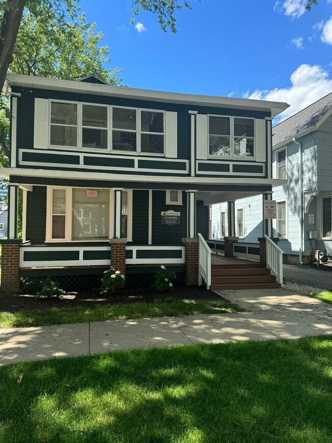 Building Photo - 412 W Washington Ave Unit C