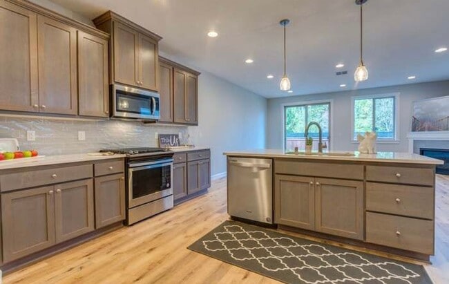 Building Photo - Beautiful home in gated community
