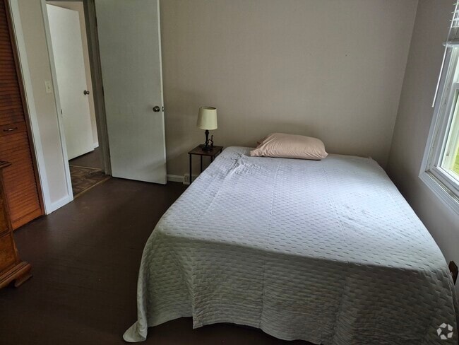Brand new queen bed - 223 Garnet St Rental