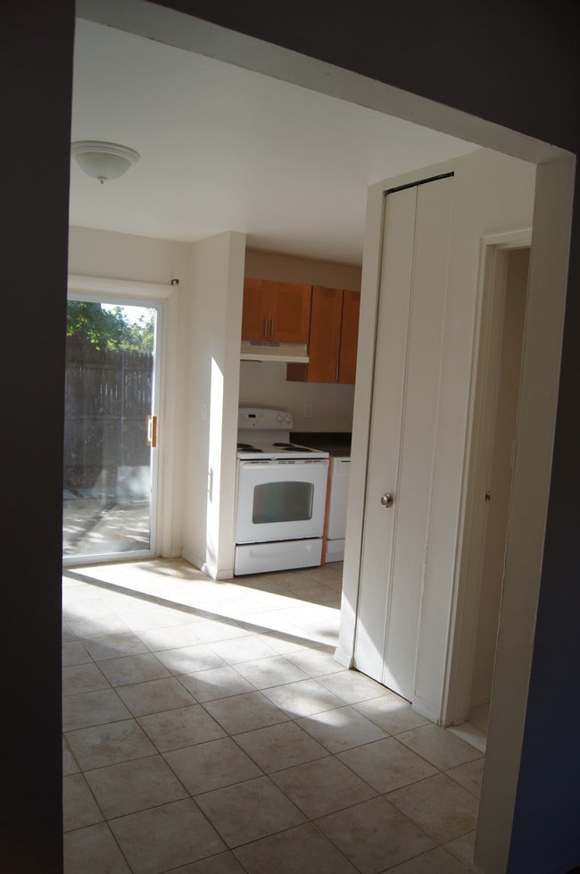 Townhouse with Slider to Private Patio - Maple Tree Apartments