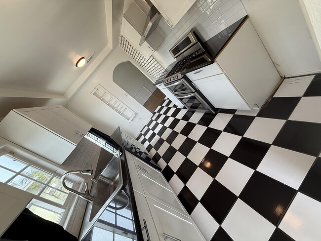 Full Kitchen - 755 S Fenimore Ave