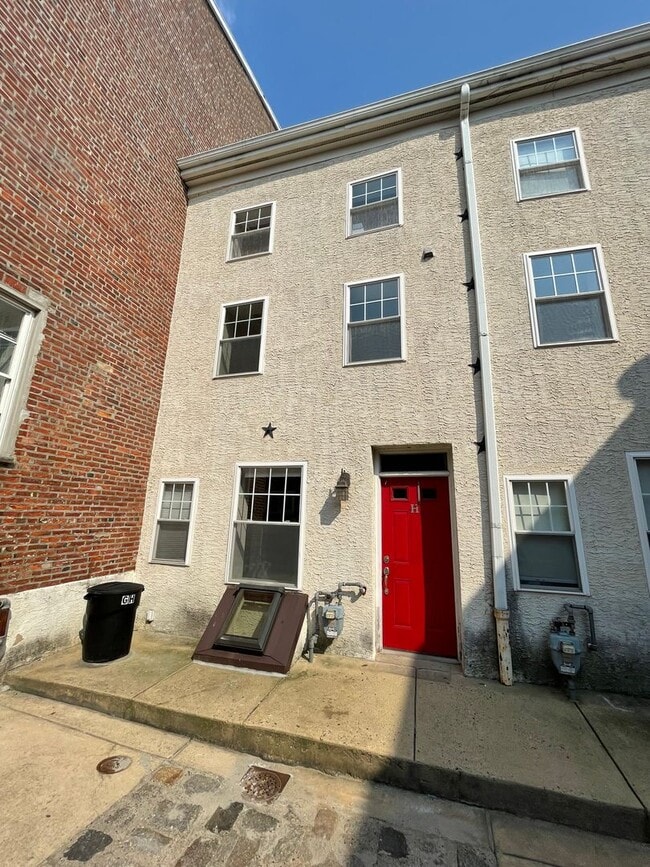 Building Photo - Cozy One Bedroom Townhome w/ All Amenities...