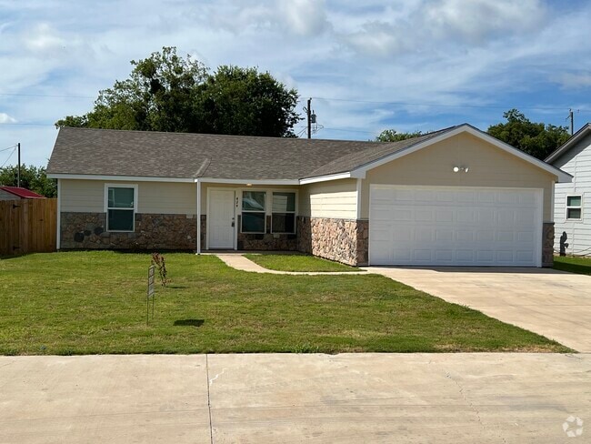 Building Photo - 424 S Cleburne Whitney Rd Rental