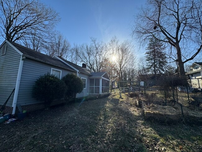 Lado izquierdo de la casa - 2406 Highland Dr