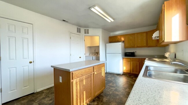 Photo - Upper 2 bed, 2 bath Condo on Leland for rent!