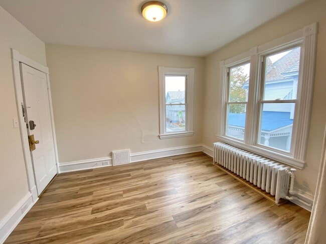 Building Photo - 36 Clarke St Unit 3