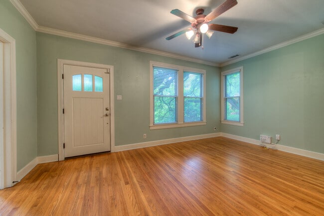 Photo - AVAILABLE AUGUST: Gorgeous, Remodeled 4 bed / 3 bath Hyde Park Area Home
