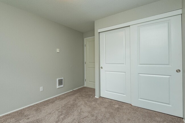 Village at Sunrise | Segunda habitación - Village at Sunrise