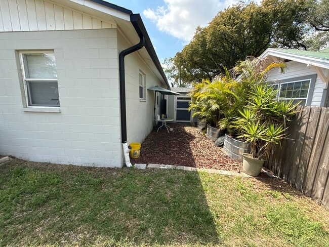 Photo - *****Amazing 3-bedroom, 2-bathroom, Carport, Single Family, Bungalow-style Home. Small Dog Friend...