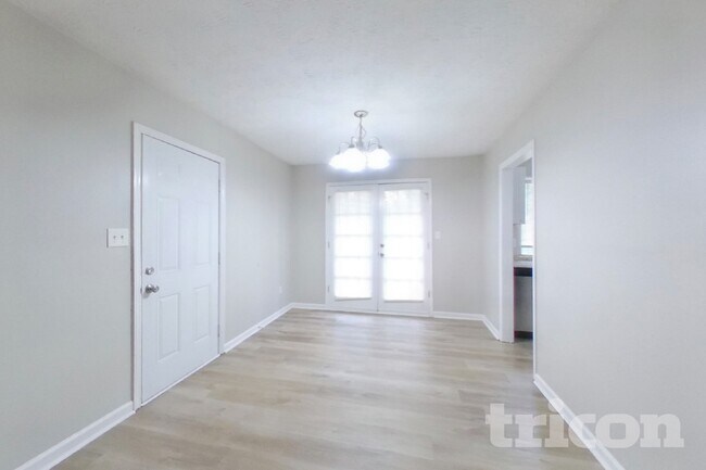 Photo - 525 Windsor Dr SE