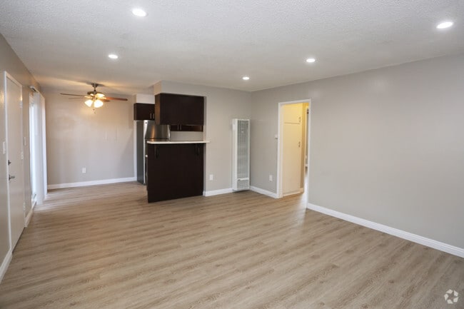 2BR, 1BA - 826 SF - Citrus Court Apartments