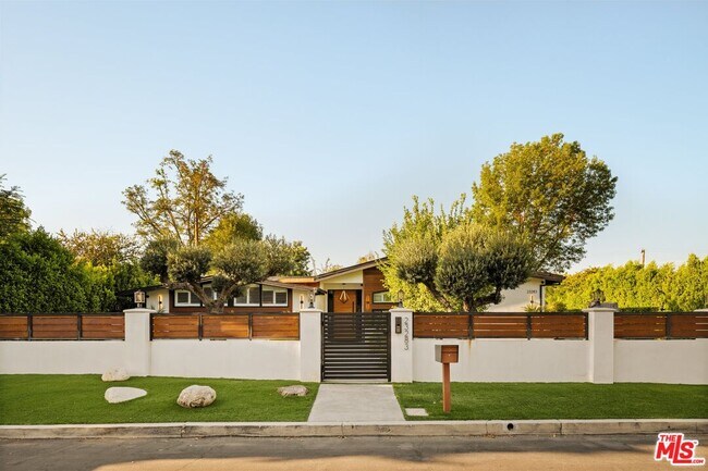 23283 Erwin St