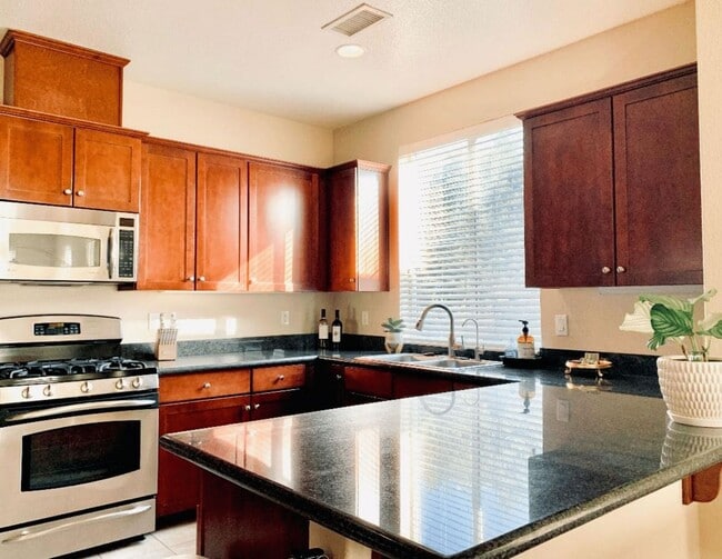 Building Photo - Private, spacious condo available for rent off of Broad Street