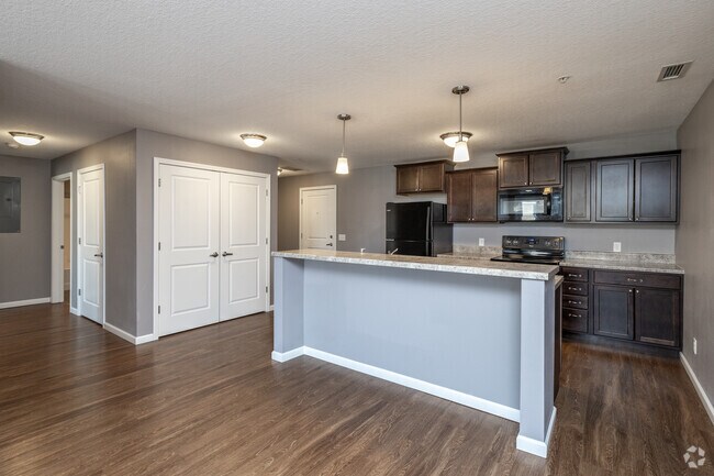 2BR, 1BA - 999SF - Dining Area - Park Plaza Apartments