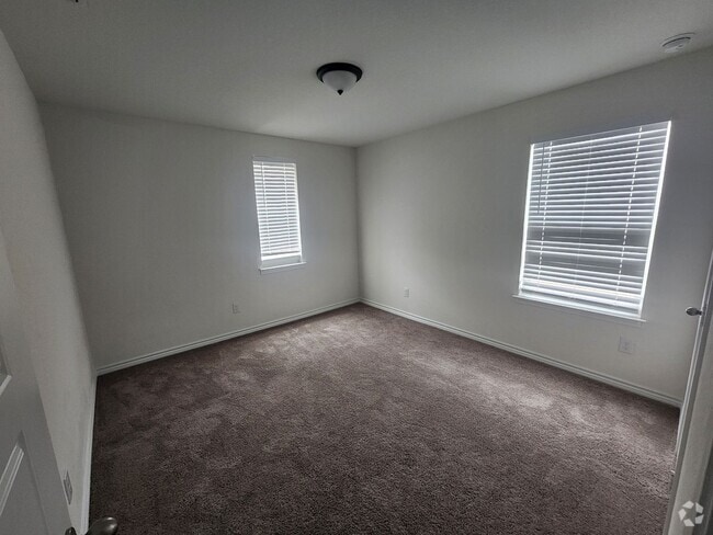 Building Photo - Spacious 4BR House in Converse
