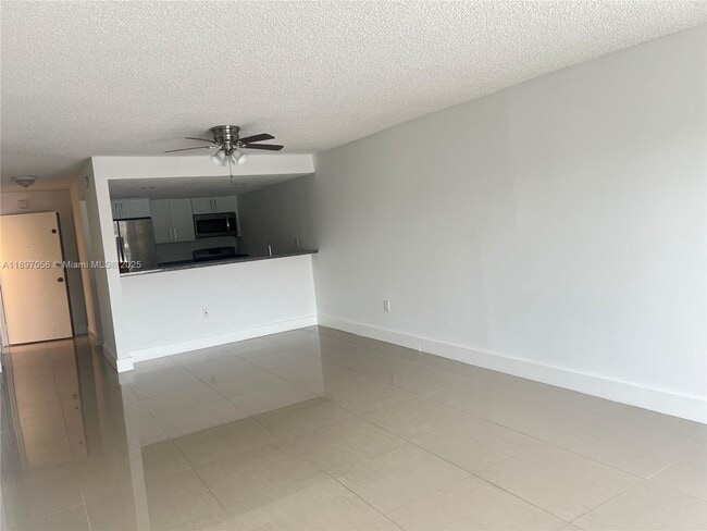 Photo - 555 NE 123rd St Unidad 205-B