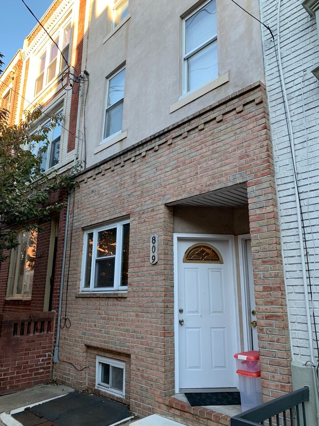 Building Photo - 809 S 10th St Unit 1
