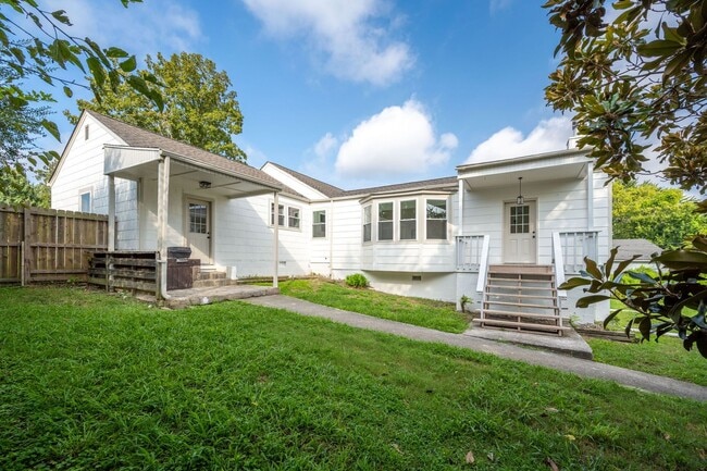 Building Photo - Huge 3 Bed/2 Bath Home