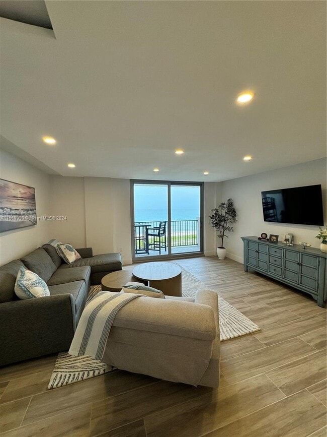 9273 Collins Ave Unidad 810