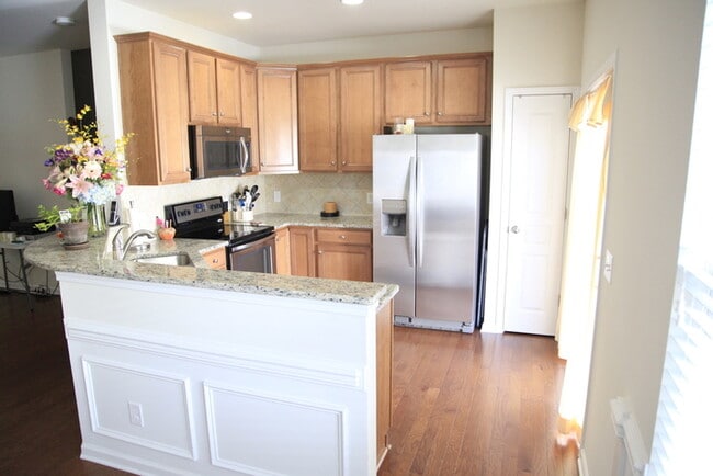 Photo - 3bd/2.5bth town-home minutes from uptown!