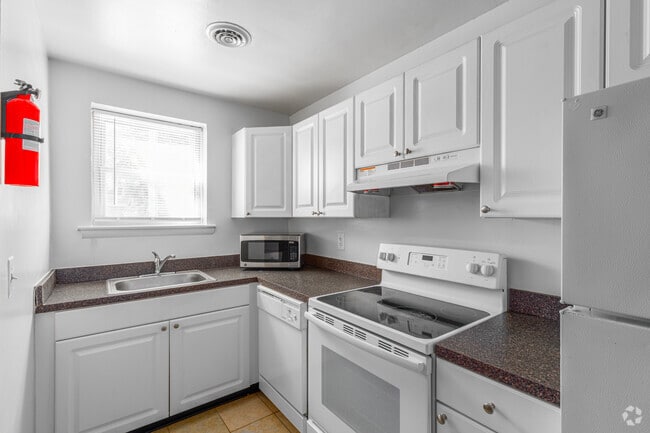 3BR, 2BA - 1100SF - Kitchen - Harbor Club