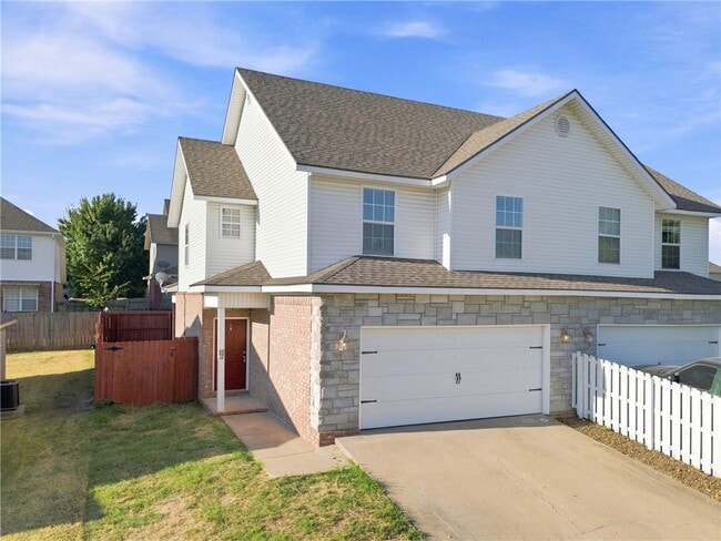 Building Photo - 3207 SW Deerfield Blvd