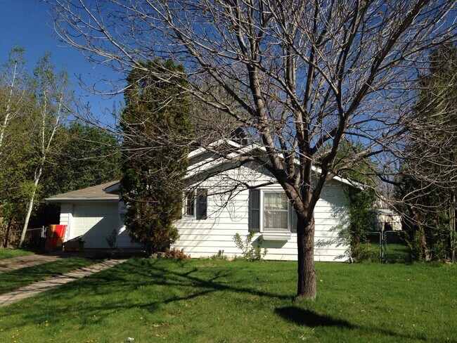 Photo - Adorable 2BD/1BA House! Nice Yard! Great L...