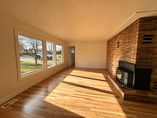 Photo - 931 Chemawa Rd N