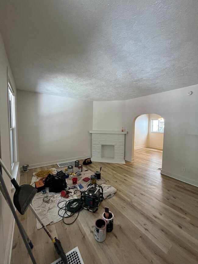 Photo - Large 2 Bed 1 Bath Home, with office space! Available Now!