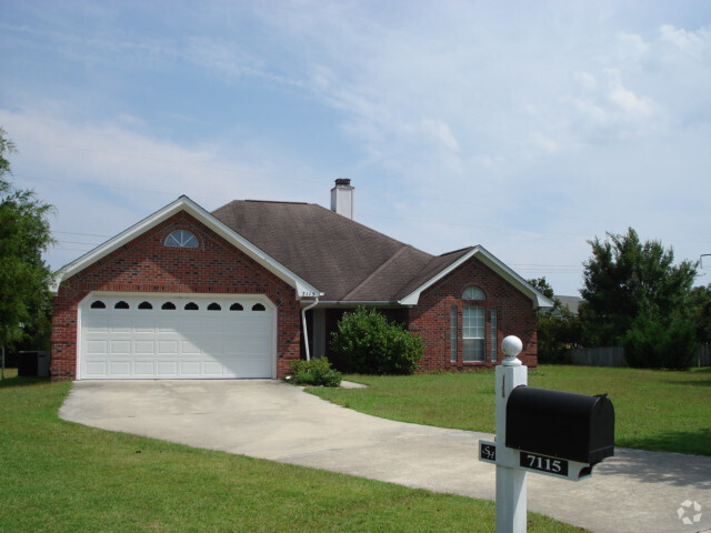 Building Photo - Will not last long. 3 bedroom 2 1/2 Bath b... Rental