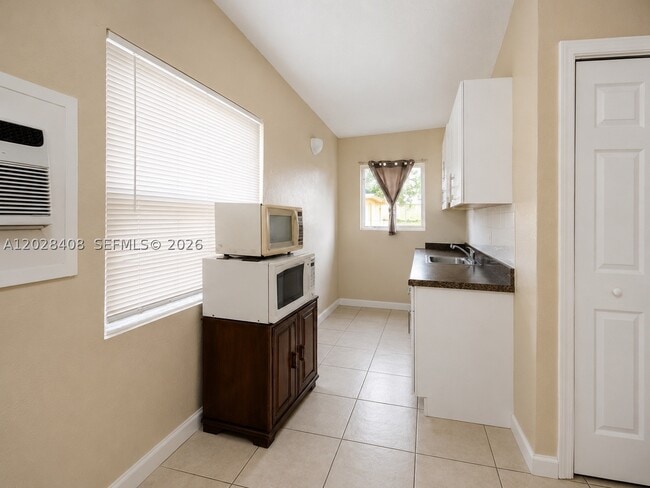 Photo - 520 SW 6th St Unit 2