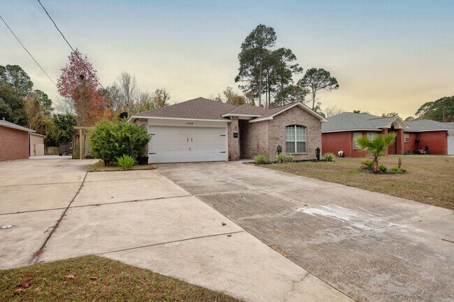 Big Dog Friendly Home In Niceville - Big Dog Friendly Home In Niceville