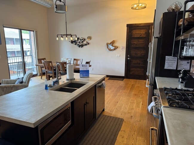 Photo - Fully Furnished Luxury 2 Bedroom / 2 Bath ... Unidad 204