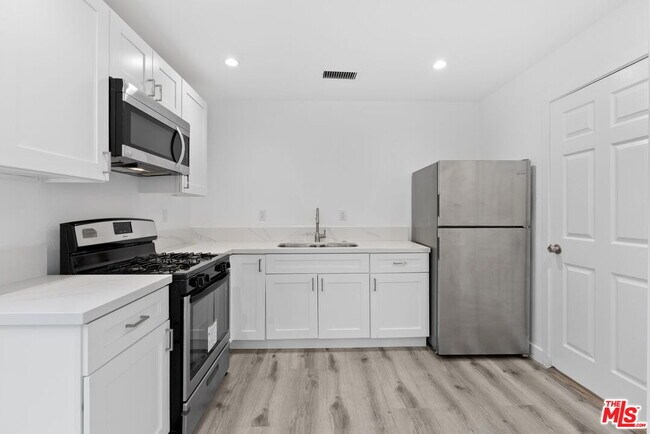 Photo - 5543 Fallbrook Ave