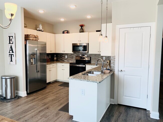 Photo - 502 Latham Ct