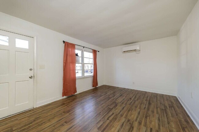 "Cozy 2-Bedroom Gem on Bond Street – Pet-Friendly Winston-Salem!"